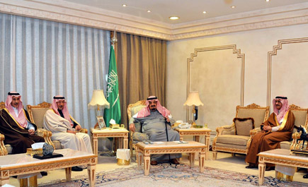 سمو رئيس هيئة البيعة يستقبل الأمير محمد بن سعد وأمير الرياض ونائبه 