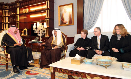 الأمير مشاري بن سعود يستقبل المشاركين في ندوات جامعة الباحة العلمية 