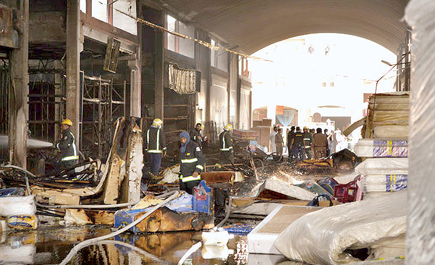 حريق  يصيب عشرة أشخاص ويلتهم (26) محلاً تجارياً بالأحساء 