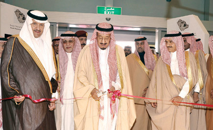 افتتح معرض ملتقى الصور التاريخية في الصحف السعودية وزار جناح (الجزيرة).. الأمير سلمان: 