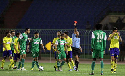الاتحاد العربي يقرر: تغريم العربي وإيقاف لاعبه الشويع ومعاقبة الإسماعيلي بسبب الليزر 