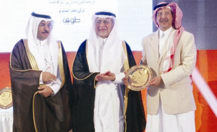 وزير الثقافة يسلم السديري جائزة الوزارة الأولى عن كتابه الإسلام والرياضة 
