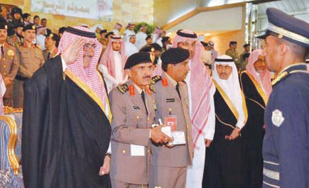 الأمير محمد بن نايف رعى حفل تخريج 4200 طالب من مدينة تدريب الأمن العام 