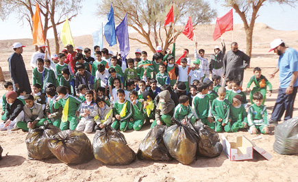 طلاب مدرسة البيعة في درس تربوي بيئي على ضفاف شعيب الطرفية 