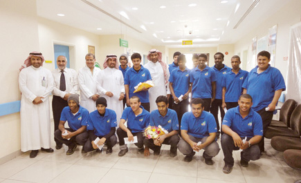 طلاب المعهد الثانوي الصناعي بعنيزة يزورون المرضى 