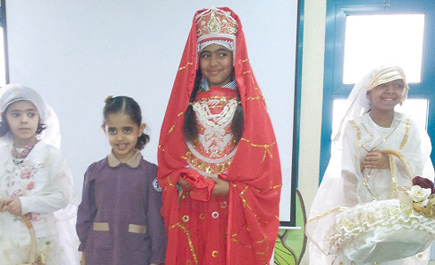 السابعة عشرة الابتدائية بطيبة تزف الأعراس القديمة وتنثر الورود احتفالا بعاصمة الثقافة 