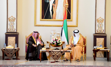 رئيس هيئة البيعة يحضر مأدبة الغداء التي أقامها حاكم رأس الخيمة 