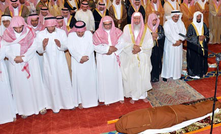 الأمير خالد بن بندر يؤدي صلاة الميت على الأمير سعد بن ثنيان 