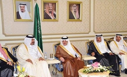 الأمير سعود بن نايف يتسلم تقريراً عن أعمال الدورة الثالثة للمجلس السعودي القطري 