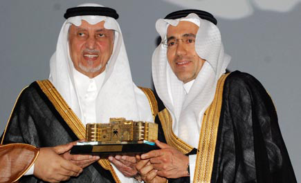 الأمير خالد الفيصل يكرم بنك الرياض لمشاركته بمنتدى جدة الاقتصادي 