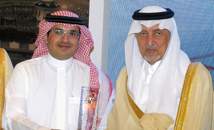 الأمير خالد الفيصل يكرم الاتصالات السعودية لرعايتها جائزة مكة للتميز 