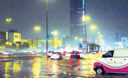 الرياض تغتسل من سطوة الغبار بالمطر 