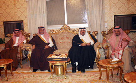 نائب أمير منطقة القصيم يزور الشيخ العساف في منزله 