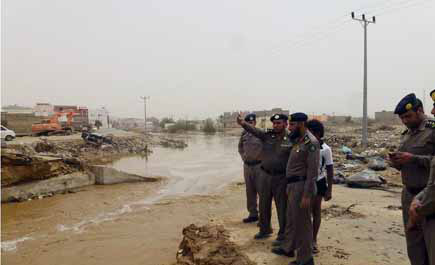 الدفاع المدني بمنطقة جازان يحذِّر من مخاطر الأمطار والسيول 