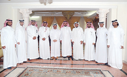 منسوبو كلية اقتصاد جدة يزورون قنصلية الإمارات 