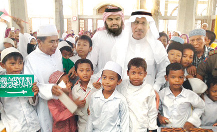 السفير المبارك يسلم الدفعة الأولى من مساعدة المملكة لمسجد ومعهد التوابين 