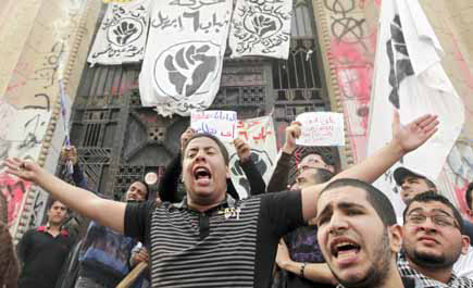 مصر تنفي وجود صفقة وراء تسليم فلول القذافي 