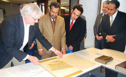بندر بن سلمان بن محمد يطلع على مخطوطات سعودية نادرة في جامعة لايدن في لاهاي 