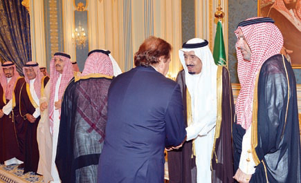 ولي العهد استقبل المعزين في وفاة الأمير بدر بن عبدالعزيز 
