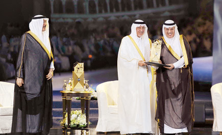 خالد الفيصل يكرم «سابتكو» لحصولها على جائزة مكة للتميز 