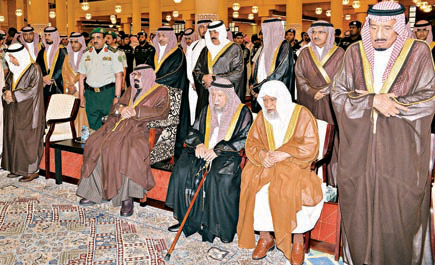 المليك وسمو ولي العهد يؤديان صلاة الميت على سمو الأمير بدر بن عبدالعزيز 