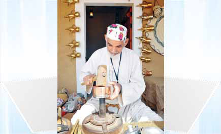 خمسون حرفياً وحرفة في جناح القصيم