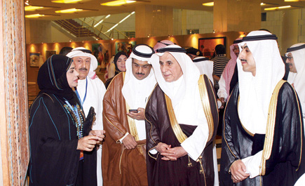 د. الجاسر يفتتح معرض مهرجان الخليج العربي الأول للتشكيلي المعاصر 
