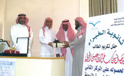 ثانوية الخبراء تحتفل بالطالب الحربي 