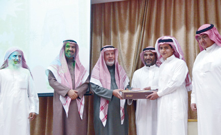 ثانوية الخبراء تُكرِّم متفوقيها 