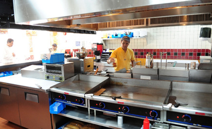 الهيئة الملكية بالجبيل تبدأ في تطبيق المطبخ المفتوح في المطاعم 