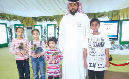 الصغار يستمتعون بفعاليات مهرجان ربيع الرياض ويتعلمون زراعة النباتات 