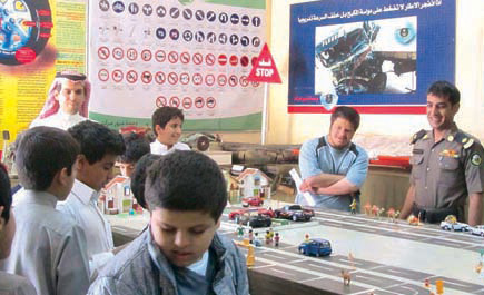 طلاب ابتدائية القصب وابن كثير في زيارة لمعرض مرور مرات 