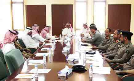 بحث التنسيق بين الجهات لمواجهة العمالة غير النظامية وتجمعات الشباب