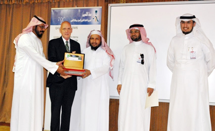 محافظ عنيزة يتفقد مستشفى الملك سعود 