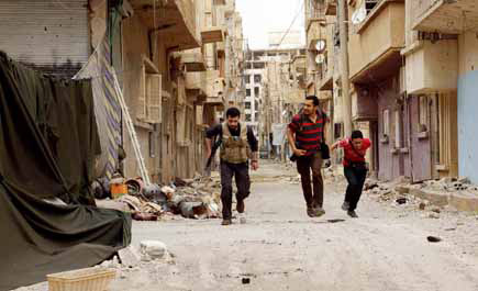 قصف عنيف على أحياء دمشق والاشتباكات تقتل (106).. ودول الثماني تنقسم مجدداً لدعم الثوار 