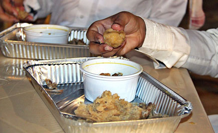 الأكلات الشعبية بقرية الباحة التراثية تجذب زوار الجنادرية 