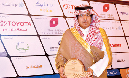 الأمير سعود بن عبدالمحسن يكرم «مياه فيحا» تقديراً لرعايتها ودعمها رالي حائل العالمي 
