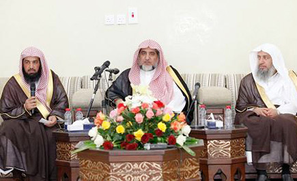 آل الشيخ: مناصحة ولاة الأمر بالطرق الشرعية لا بالديمقراطية أو طرق الكفار