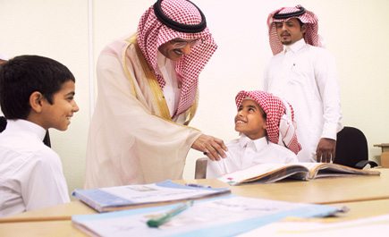 خصوصية حب الأطفال تصورها المشاهد العفوية  في زيارة الأمير خالد بن بندر للوادي 