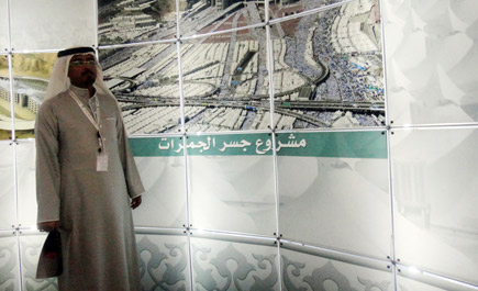 جناح وزارة الحج يعرف الزوار بخدماته لضيوف الرحمن وسط فعاليات متنوعة وضيافة ماء زمزم