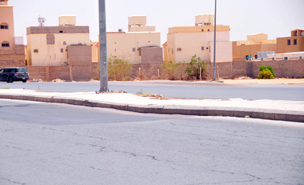 شارع الثمانين في بريدة يشتكي تصدعات ومخارج سيئة