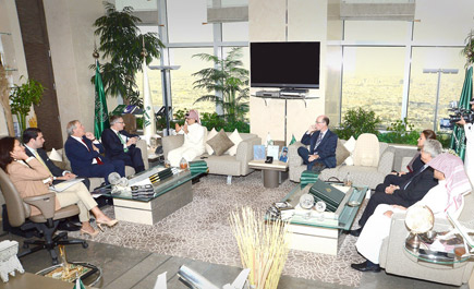 الأمير الوليد يستقبل وزير التجارة الدولية الكندي