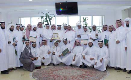 مدير جامعة أم القرى يكرم الطلاب والطالبات لإنجازهم الخليجي