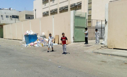 حاويات النظافة مهملة بالقرب من المدارس جنوب جدة