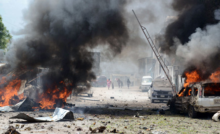 مقتل (34) مدنياً في هجوم انتحاري واعتداء بالصومال 