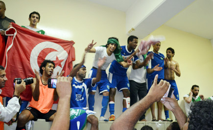 لاعبو الفتح يرفعون العلم التونسي وفاءً لمدربهم الجبال 