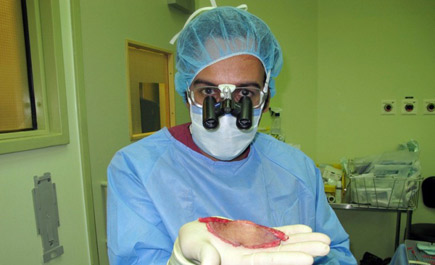 مدينة الملك فهد الطبية تمكن طفلاً «عاجزاً» من المشي طبيعياً 