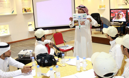 زوار الجنادرية يتدربون في الجزيرة على فن تحرير الخبر