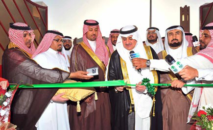 أمير منطقة تبوك يدشن مشروع الإسكان التنموي بأملج