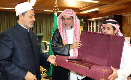 بحث أوجه التعاون بين الشؤون الإسلامية ومشيخة الأزهر